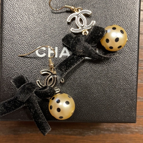 Authentic Chanel Drop Earrings with a pearl bow and a velvet bow - Picture 2 of 6